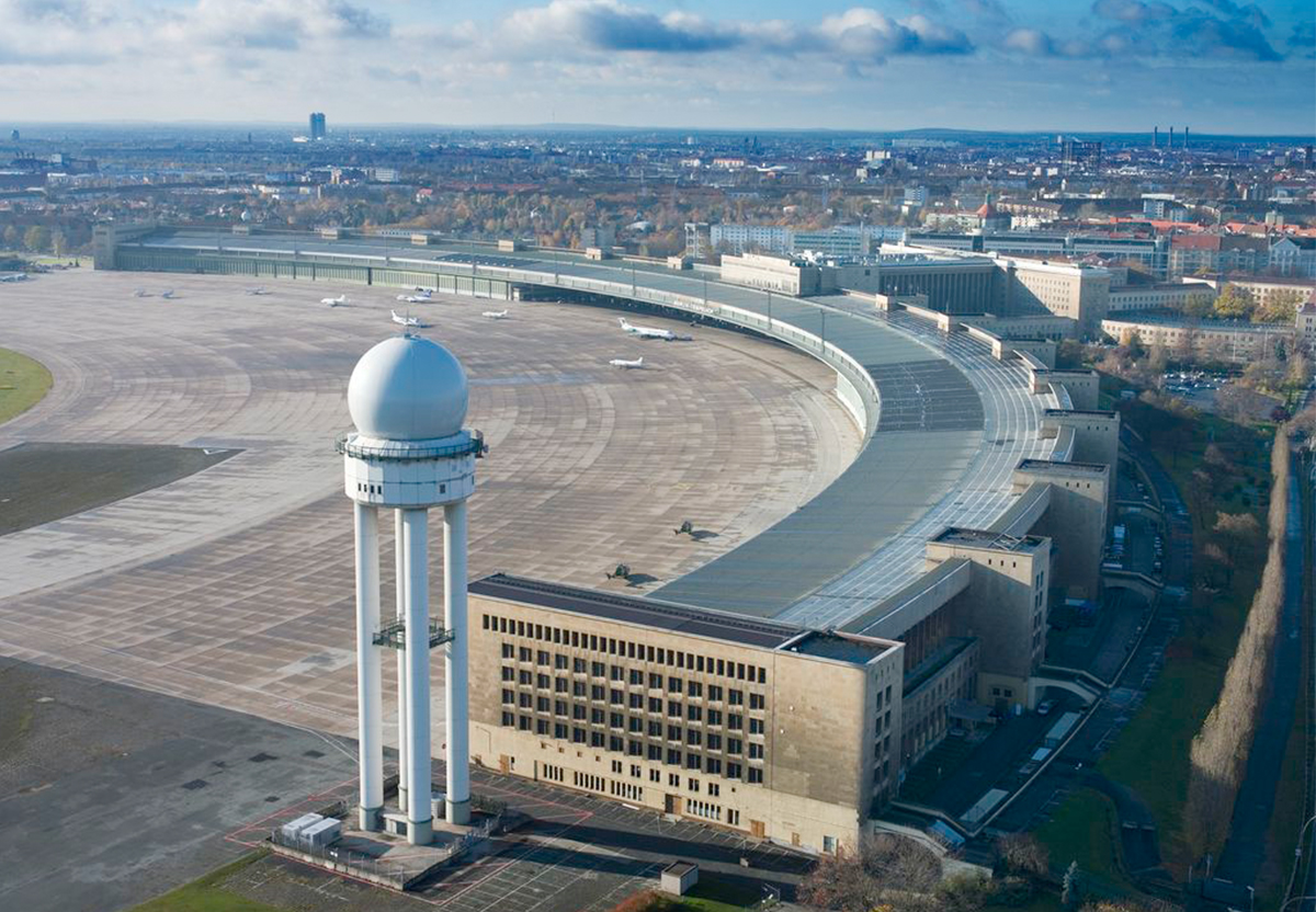 1_THF_Versammlunsstätte_Venue_Tempelhof_Platz_der_Luftbrücke_Halle_Flughafen